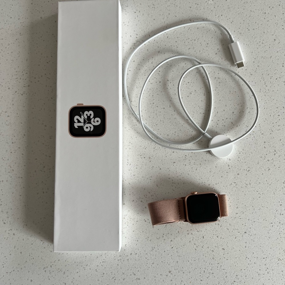 Apple Watch SE - Picture 2 of 6